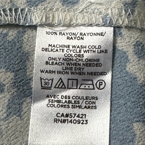 NWT- LOFT top-Charming blue floral top with flutter sleeves and tie-front! - Picture 6 of 7